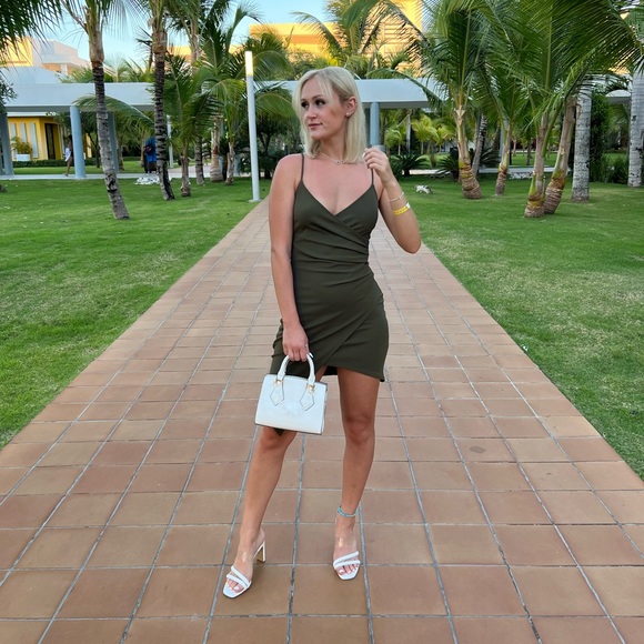 Meet your Posher, Nicole - Picture 1 of 4